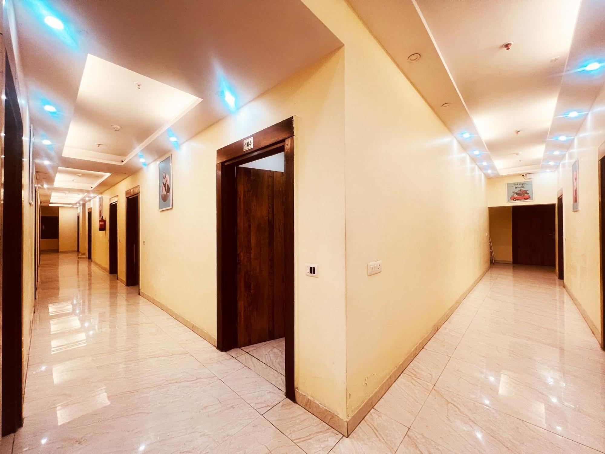 Hotel Lagoona And Banquet Hall New Delhi Exterior photo